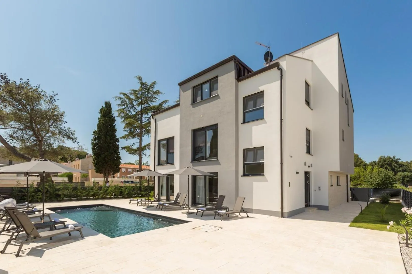 Villa Matic I Apartment With Balcony And Shared Pool Funtana 0*,